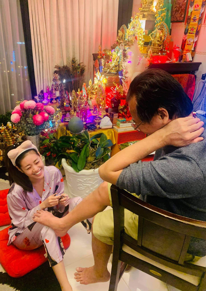 Ở nhà ngày dịch, con gái 'bày trò' làm nail cho cha cực hài hước...