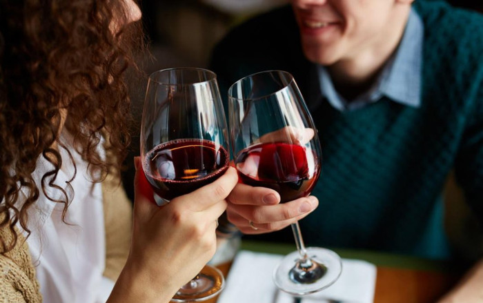 Vì sao không được phép uống rượu sau khi tiêm vắc xin Covid-19 Ảnh 2