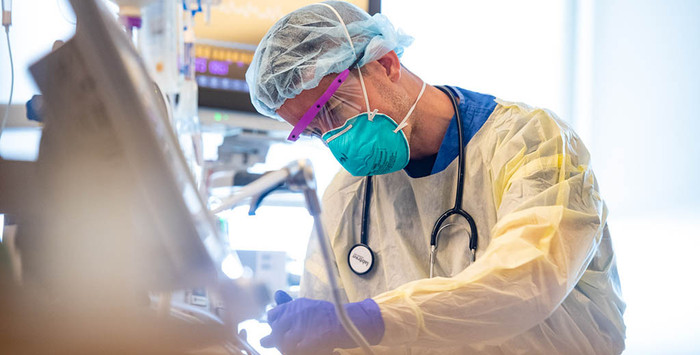 Tucker đã chiến đấu với Covid-19 để giành giật sự sống trong 6 tuần.