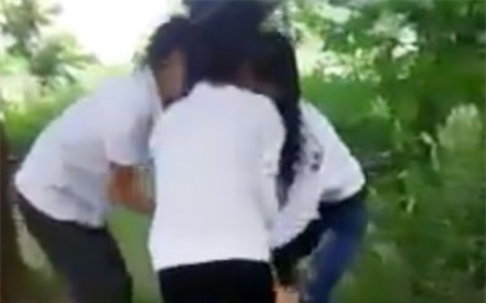 Nhóm nữ sinh lớp 8 hành hung, lột áo nữ sinh lớp 9 quay clip đăng mạng xã hội vì… 'yêu' Ảnh 2