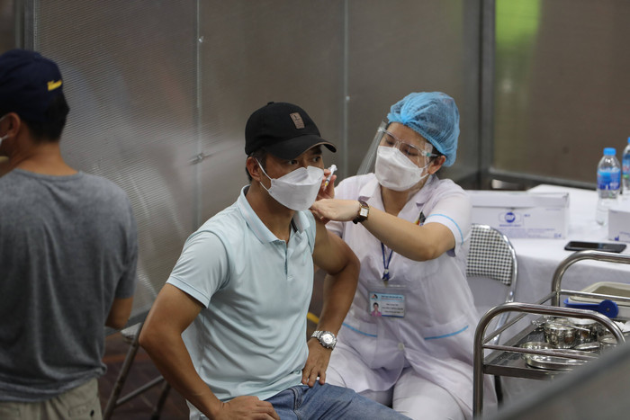 Điểm tiêm có từ 1-2 tổ cấp cứu ứng trực, sẵn sàng phối hợp với các bệnh viện để kịp thời xử lý các tình huống nếu có.