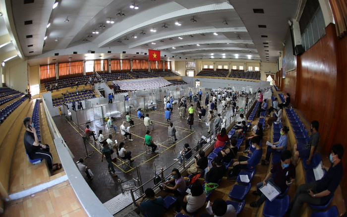 Video: Cận cảnh nhà thi đấu Trịnh Hoài Đức thành 'bệnh viện dã chiến' để tiêm vaccine cho người dân Ảnh 2