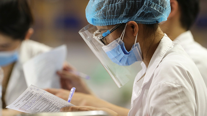 Người dân đến tiêm chủng sẽ phải chiếu thông tin, nếu không có trong danh sách hoặc thông tin không phù hợp sẽ được yêu cầu ra về và quay lại tiêm đúng thời gian đã được quy định.