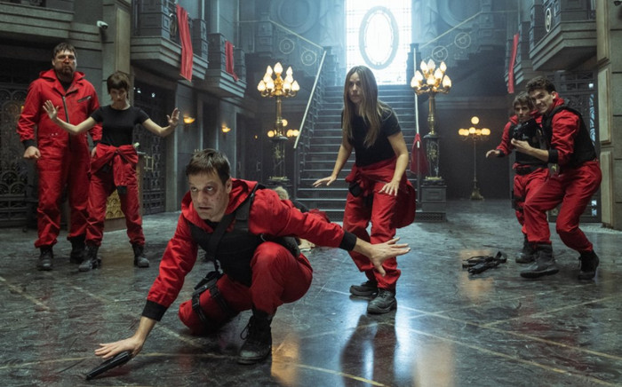 Trailer 'Money Heist' mùa 5: Giáo sư trên bờ vực sinh tử, cả băng cướp hỗn loạn như rắn mất đầu Ảnh 2