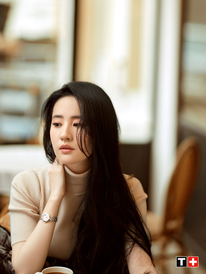 Suối tóc đen dài buông xõa của mỹ nhân Cbiz cũng là điểm nhấn 