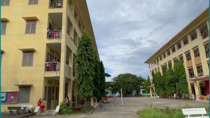 Phương Thanh lên highnote cực sung tại bệnh viện dã chiến, dùng loa kẹo kéo, ghế đá làm sân khấu Ảnh 5