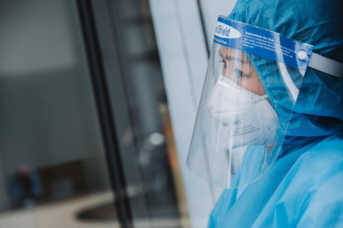 Phương Thanh lên highnote cực sung tại bệnh viện dã chiến, dùng loa kẹo kéo, ghế đá làm sân khấu Ảnh 10