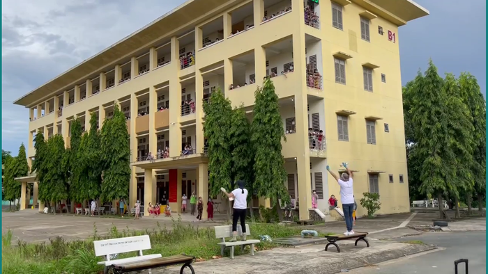 Nhiều người dõi theo phần trình diễn của Phương Thanh.