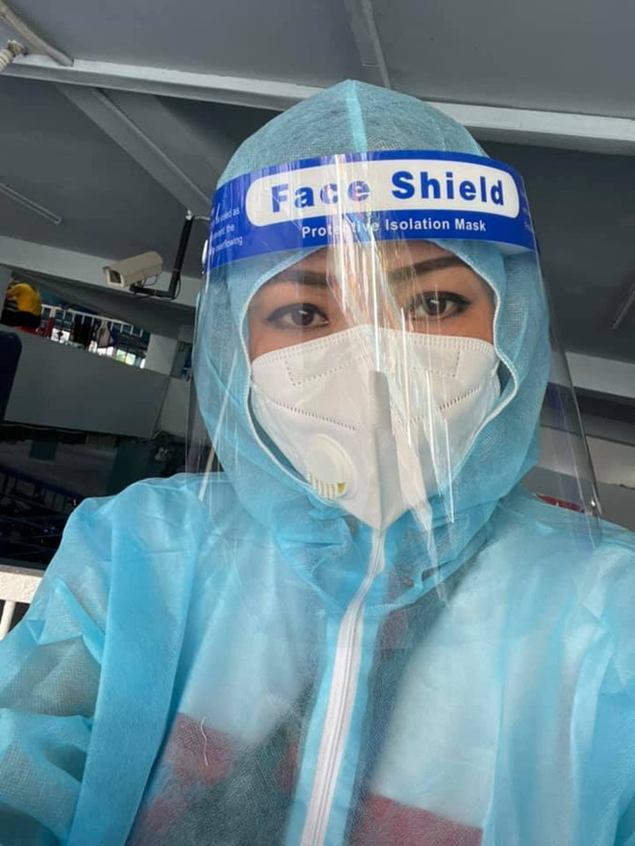 Phương Thanh lên highnote cực sung tại bệnh viện dã chiến, dùng loa kẹo kéo, ghế đá làm sân khấu Ảnh 9