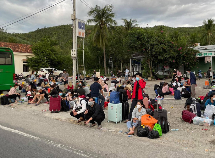 Nhiều người dân từ TP.HCM, Bình Dương dùng phương tiện cá nhân di chuyển về Quảng Ngãi tránh dịch Covid- 19. Ảnh: Người Lao Động 