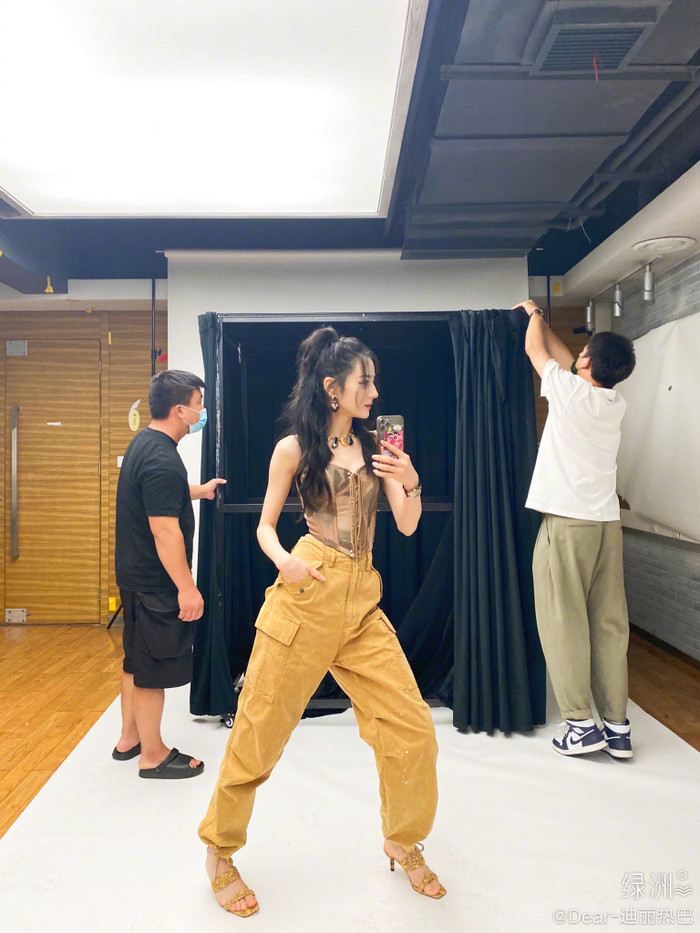 Set đồ rất đẹp và sành điệu này được mix cùng với đôi dép gót vintage xuyệt tông 