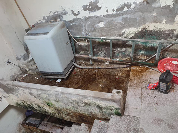 Sàn nhà toàn vết bẩn đến đen sì vì không quét dọn. 