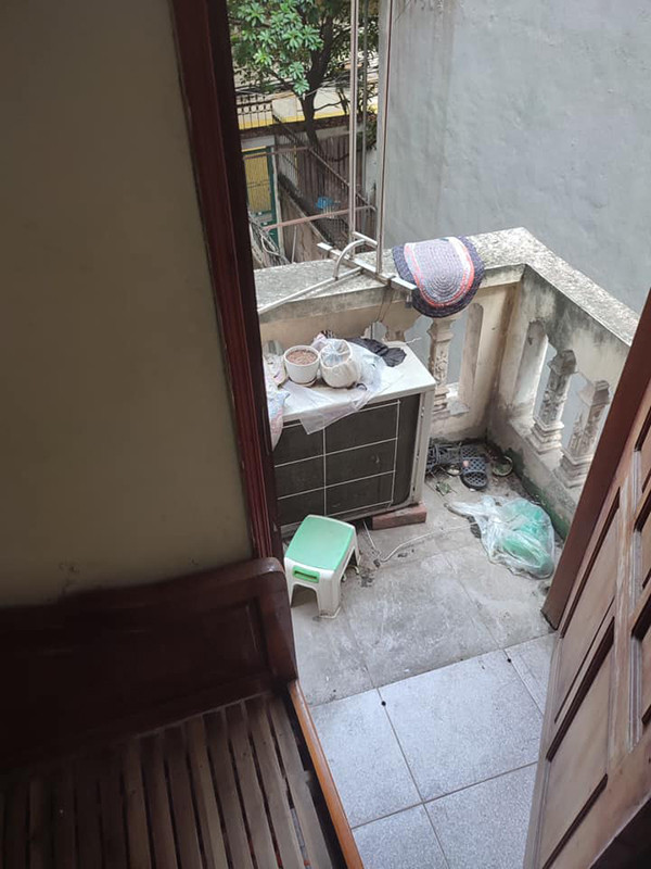 Khó có thể hình dung được đây là nơi ăn ở của những cô gái xinh xắn và vô cùng trau chuốt khi bước ra đường. 