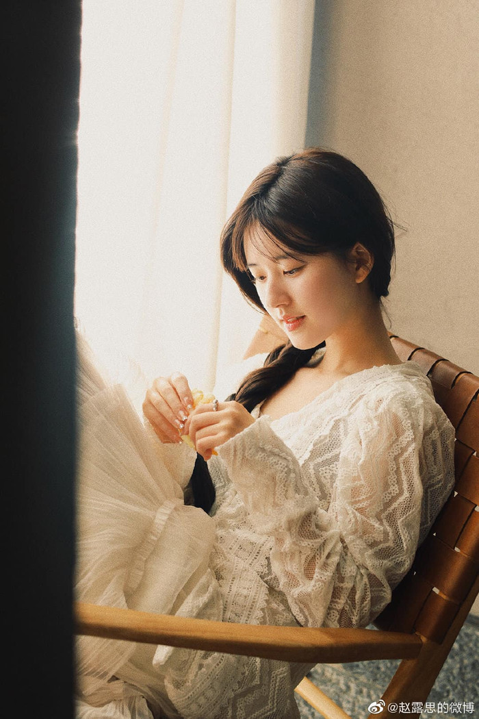 Xôn xao hình ảnh Triệu Lộ Tư phải nhập viện vì bị... chó cào trong lúc quay phim Ảnh 8