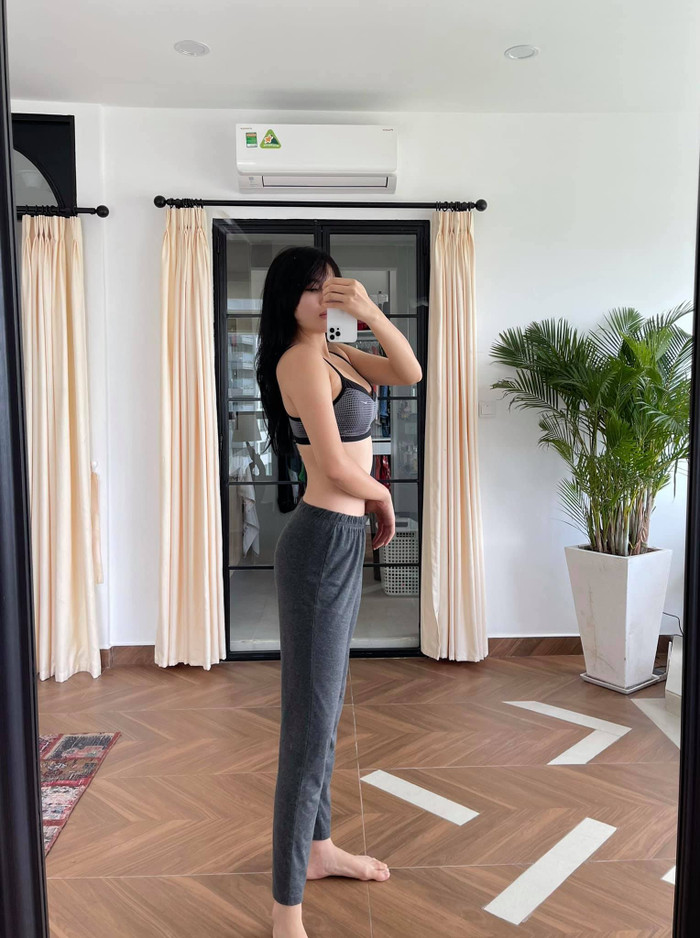 Cô còn chụp nhiều góc chứng minh eo của mình phẳng lì hơn trước 