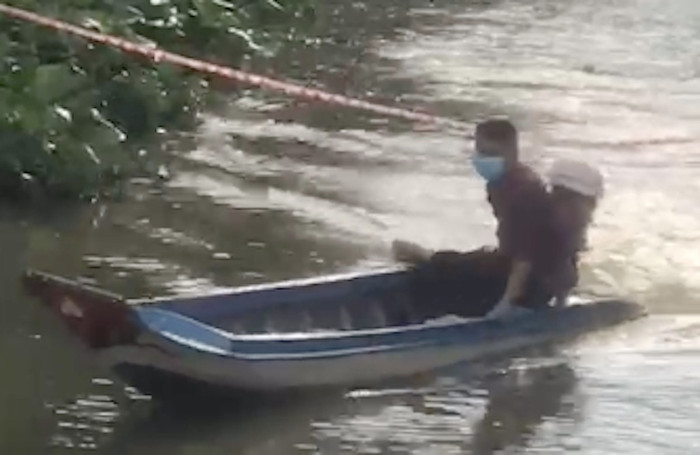 Hình ảnh Lê Minh Nhựt lái vỏ lãi cố tình vượt qua dây căng báo tại chốt phong tỏa. 