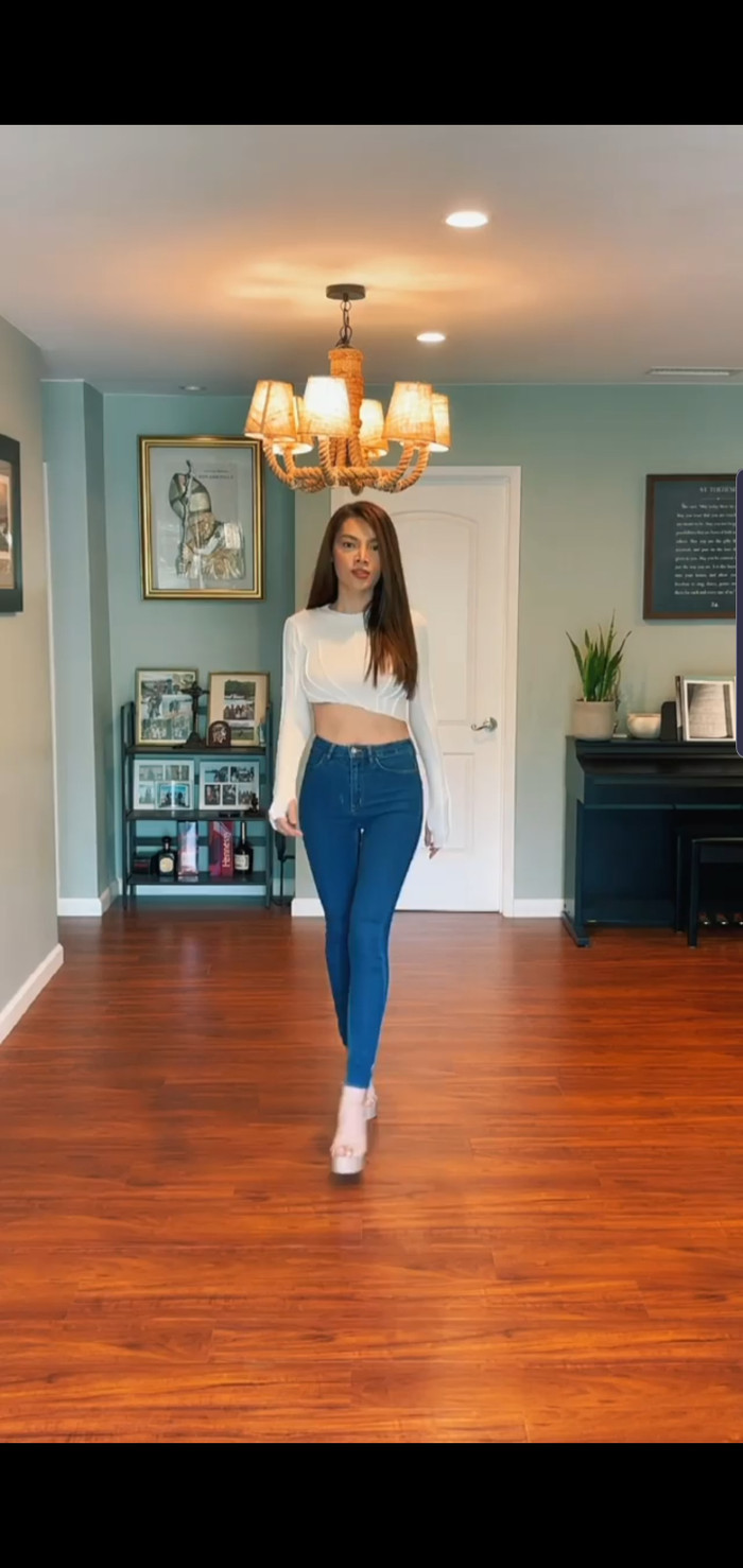 Dù đang ở Mỹ, Phùng Trương Trân Đài vẫn tham gia catwalk cùng các chị em. 