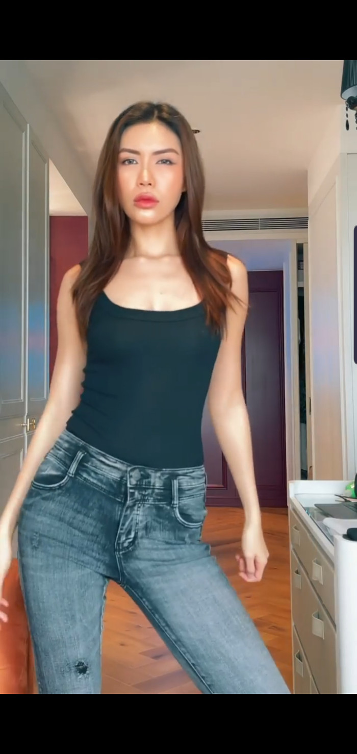 Dù ở nhà mùa giãn cách nhưng người đẹp vẫn chăm chỉ tập luyện, giữ được vóc dáng săn chắc.