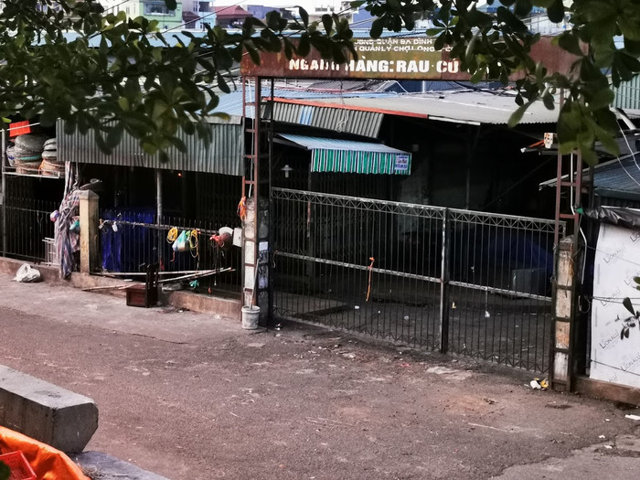 Việc áp dụng các biện pháp phong tỏa, cách ly y tế đối với chợ Long Biên do phát hiện 1 ca F0 (trú tại ngõ 187 Hồng Hà, phường Phúc Xá, Ba Đình) đến giao hàng cho một số tiểu thương tại chợ.