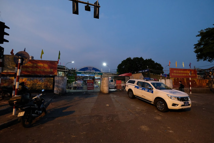 Ngoài ra, quận cũng ra thông báo khẩn, yêu cầu tất cả những người từng đến 2 địa điểm, gồm ngõ 187 đường Hồng Hà (phường Phúc Xá) và chợ Long Biên từ ngày 18/7 đến ngày 3/8 nhanh chóng liên hệ với các cơ sở y tế, tự cách ly và theo dõi sức khoẻ.