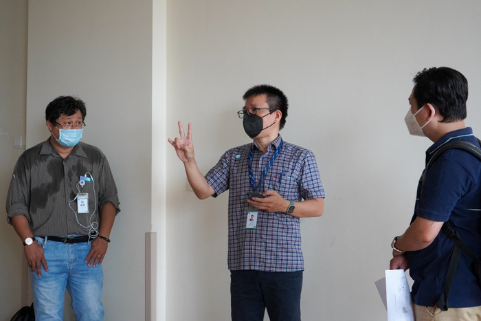 PGS TS BS. Lê Minh Khôi (áo kẻ).