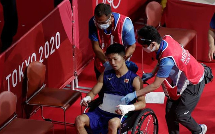 Võ sĩ Nhật Bản bị đấm đến mức phải ngồi xe lăn rời sàn đấu vẫn được trọng tài công nhận chiến thắng Ảnh 2