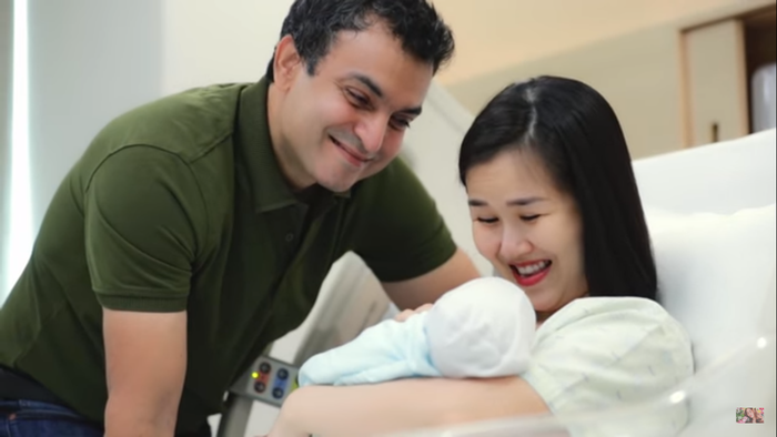 Do tình hình dịch bệnh nên Võ Hạ Trâm và chồng phải cùng nhau chăm sóc ái nữ đầu lòng mà không có sự hỗ trợ trực tiếp của gia đình 2 bên.