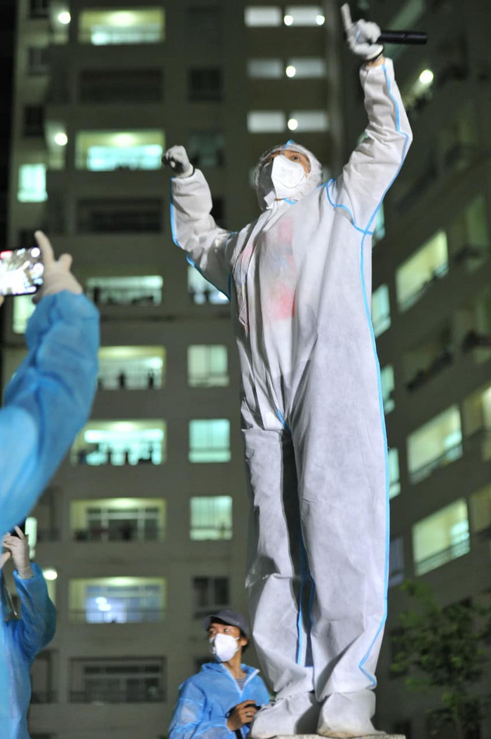 Buồn cười nhất là khi Tóc Tiên chia sẻ mặc đồ bảo hộ bị ngắn đáy, phải vừa đi vừa túm cái quần để không bị rách đáy