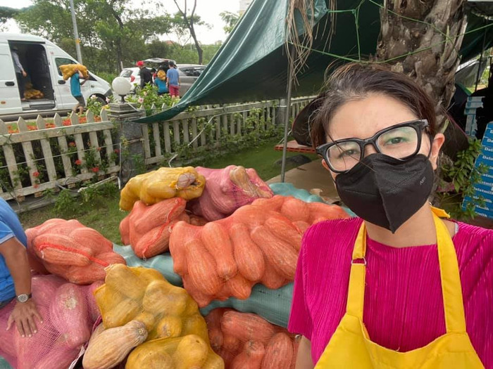 Cô nàng thường xuyên đăng tải hình ảnh về bếp thiện nguyện lên trang cá nhân.