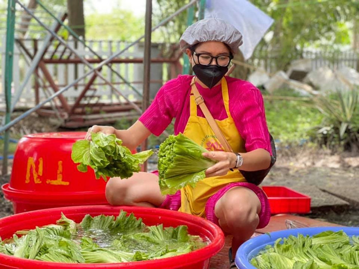 Bếp ăn từ thiện của người đẹp có công suất, quy mô rất lớn, phục vụ cả trăm nghìn suất/ ngày.