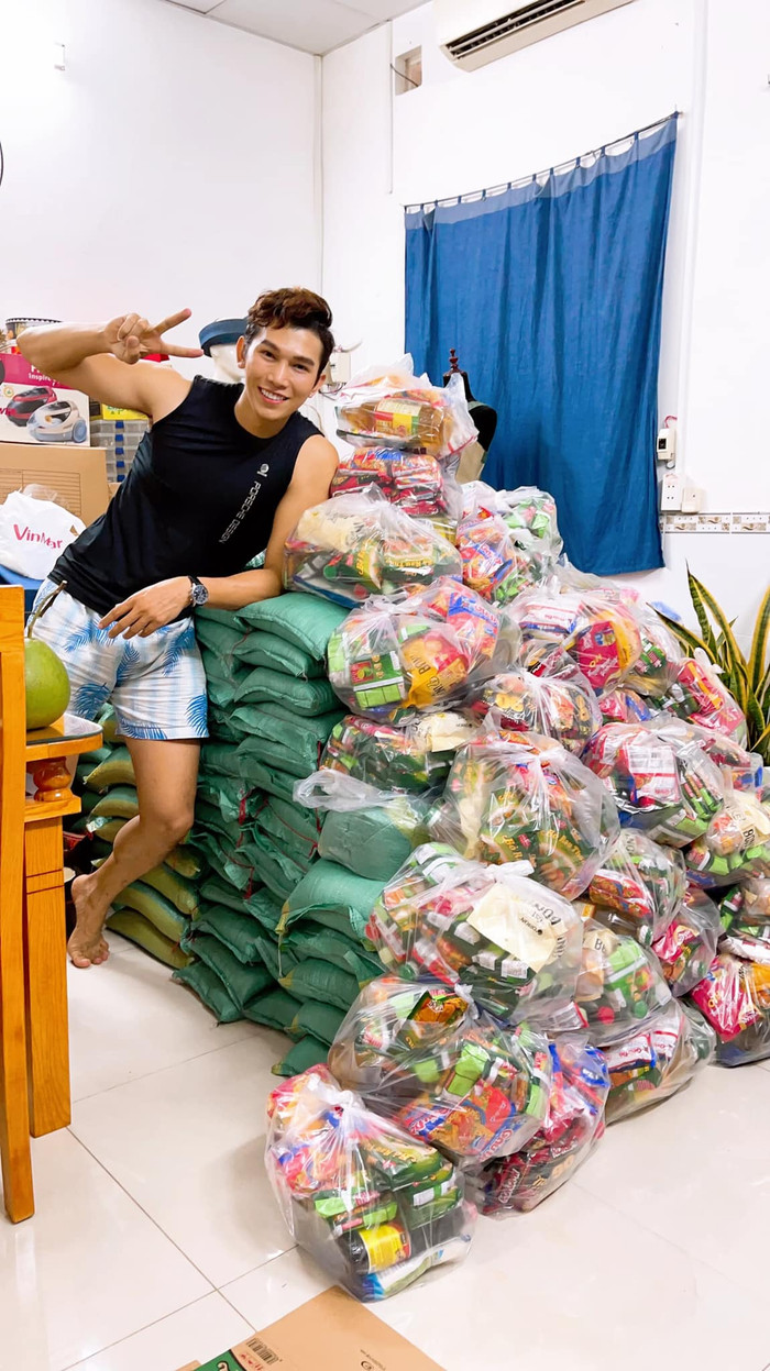 Những phần quà của Trương Ngọc Tình tuy không nhiều, nhưng cũng giúp cho bà con được vài ngày no đủ.