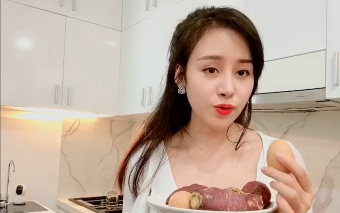 Clip: Bà Tưng chia sẻ bí quyết giúp hội chị em có 'vòng 2 thon gọn vòng 3 nảy nở' trong mùa dịch Ảnh 2