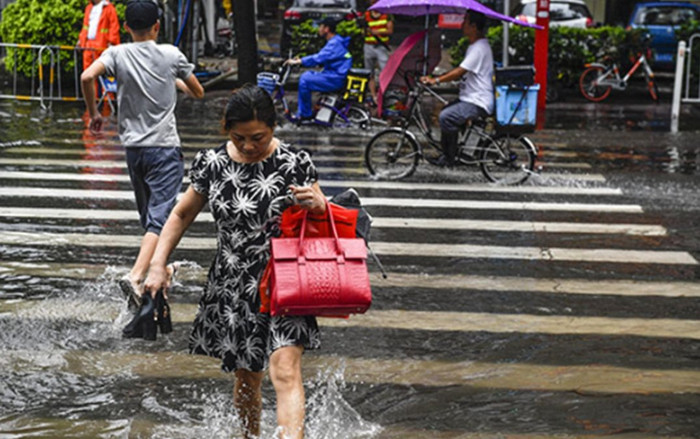 Trung Quốc: Covid-19 leo thang, bão lớn sắp đổ bộ Ảnh 2