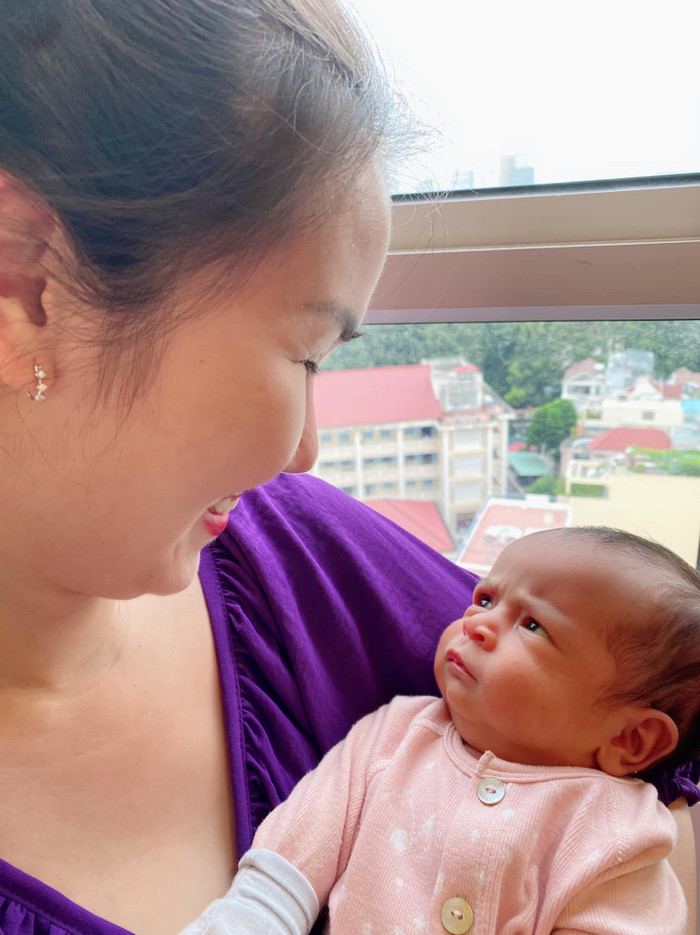 Võ Hạ Trâm khoe ảnh biểu cảm 'khó đỡ' của con gái, tiết lộ cuộc sống mẹ bỉm sữa đầy thú vị.