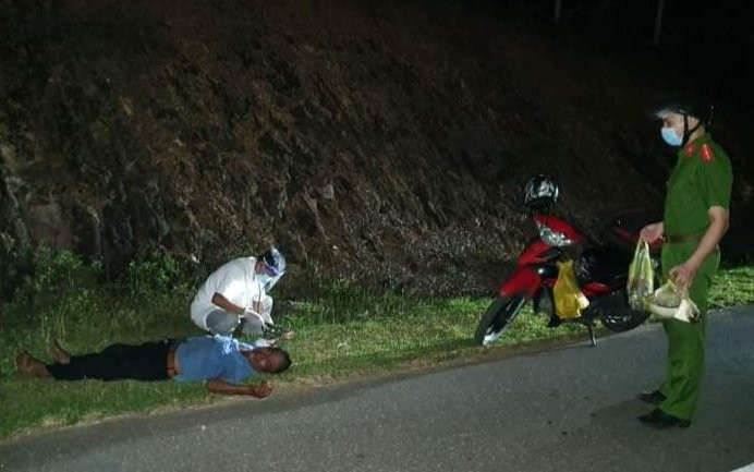 Nhịn đói chạy xe 3 ngày từ miền Nam về quê, người đàn ông kiệt sức ngất xỉu ven đường Ảnh 2