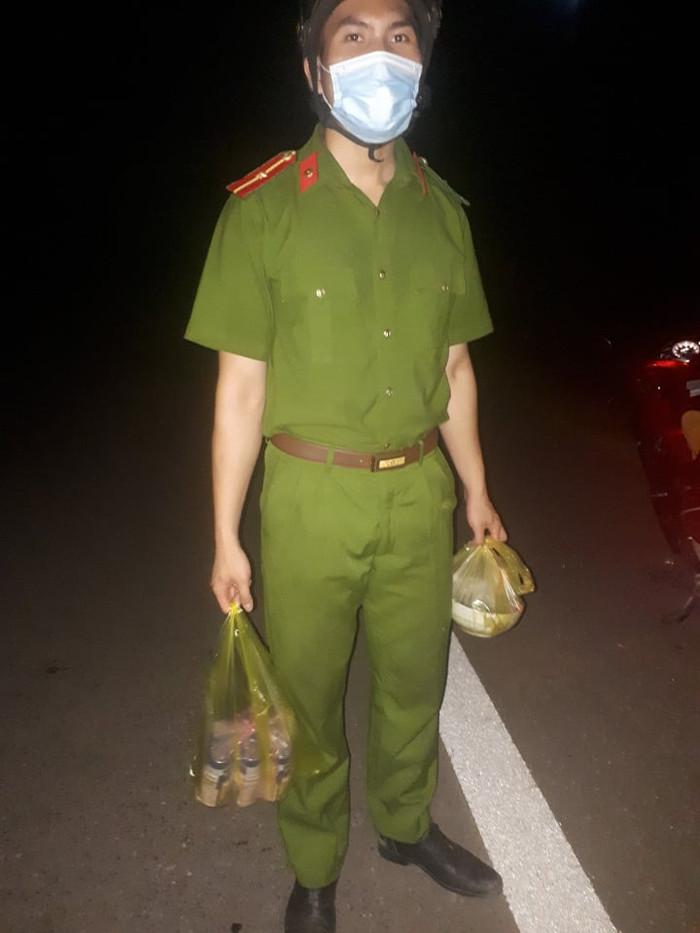 Lực lượng chức năng đã mua đồ ăn giúp đỡ người đàn ông. Ảnh: Dân Việt 