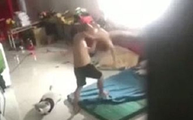 Phẫn nộ clip bố dượng hành hạ bé trai không thương tiếc, phản ứng của người mẹ càng thêm bức xúc Ảnh 2