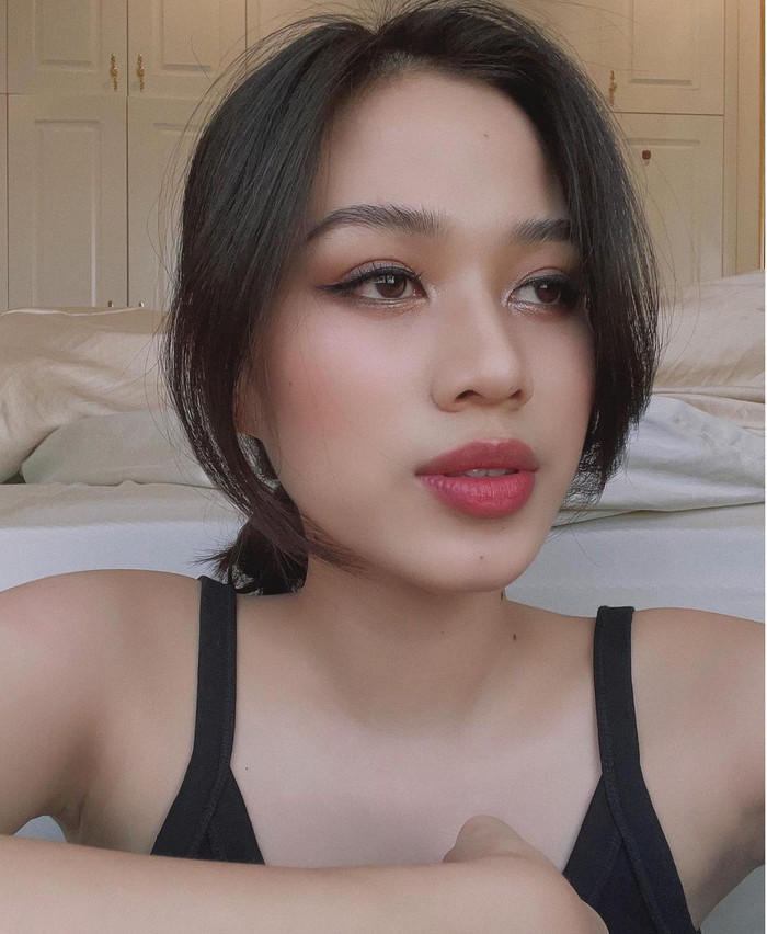 Nhìn kĩ trong bức ảnh selfie vừa qua, mắt của cô nàng được kẻ đậm viền eyeliner tô điểm một chút nhũ ở đầu khuôn mắt