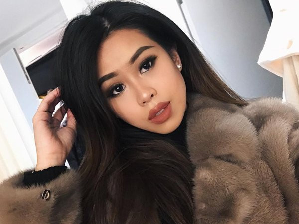 Tiên Nguyễn luôn chọn các màu son môi tông trầm như màu nâu, nâu đỏ cùng đôi mắt được makeup sắc sảo