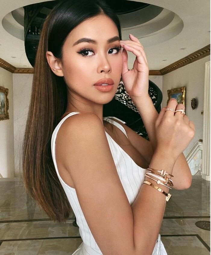 Vốn có gương mặt Tây nên tông makeup đậm đà này rất hợp với em chồng Hà Tăng 