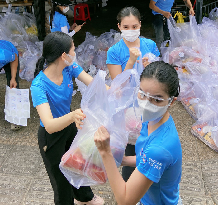 Hoa hậu Tiểu Vy, Á hậu Phương Anh tặng 50 tấn gạo và 10.000 phần quà cho công nhân nghèo Ảnh 13