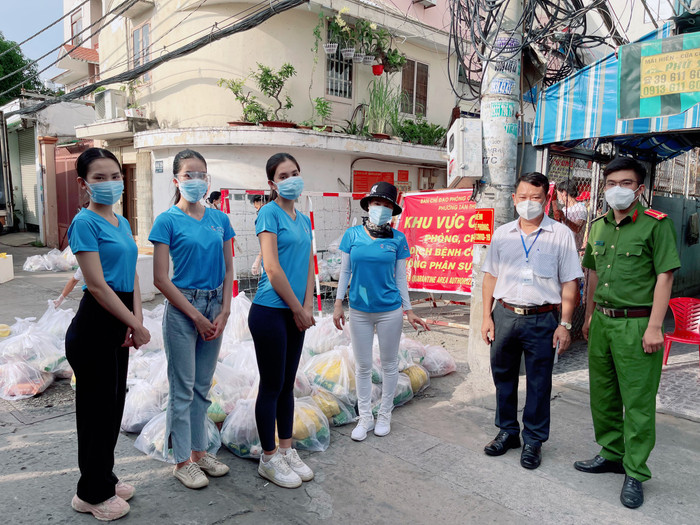 Hoa hậu Tiểu Vy, Á hậu Phương Anh tặng 50 tấn gạo và 10.000 phần quà cho công nhân nghèo Ảnh 3