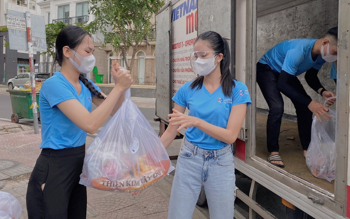 Hoa hậu Tiểu Vy, Á hậu Phương Anh tặng 50 tấn gạo và 10.000 phần quà cho công nhân nghèo Ảnh 2