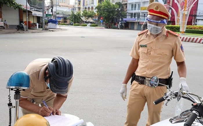 Nam sinh viên khiếu nại việc bị lập biên bản khi ra đường để rút tiền Ảnh 2