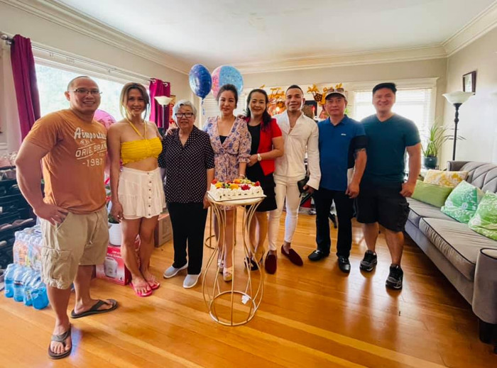 Nữ nghệ sĩ hạnh phúc vì có đông đủ bạn bè trong ngày sinh nhật.