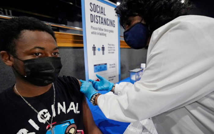 Mỹ tăng cường tiêm phòng do các ca mắc Covid-19 tăng mạnh. Ảnh: AP
