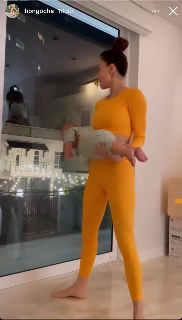 Leon hóa trợ thủ đắc lực giúp Hồ Ngọc Hà tập squat giữ dáng.