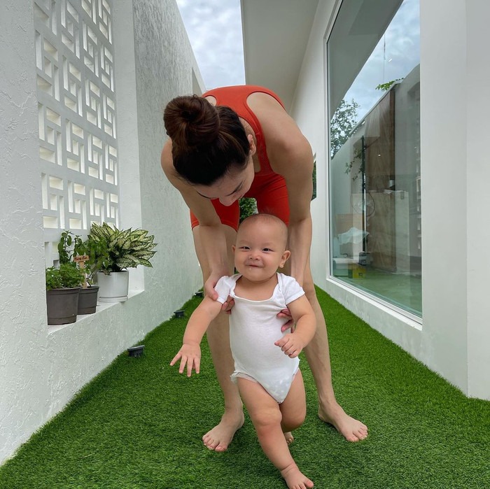 Hồ Ngọc Hà từng chia sẻ, Leon rất thích chơi 'cảm giác mạnh' nên có lẽ việc được mẹ xem như cục tạ nâng lên nâng xuống chính là sở thích của cu cậu.