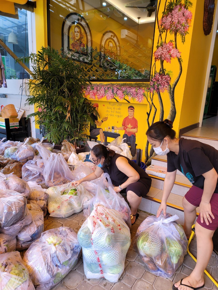 Chuyện thiện nguyện của Tú Anh làm lan tỏa lòng tốt trong mùa CODVID-19, nhiều người cùng chung tay giúp đỡ bà con gặp khó khăn.