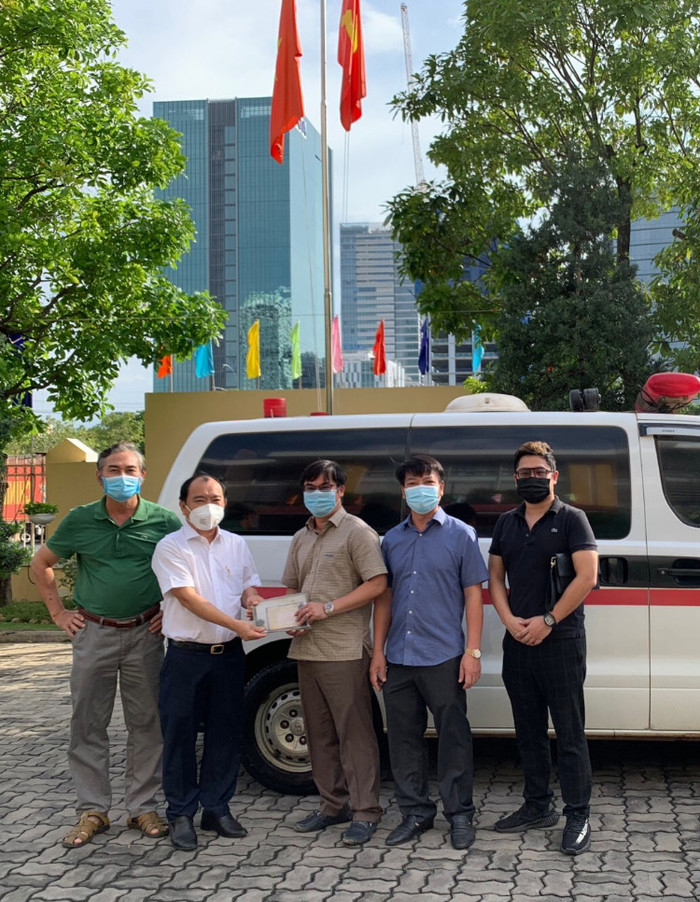 Tú Anh và các người bạn của ba anh tặng xe cứu thương cho UBND quận 7.